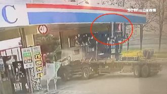 加油站遭撞！拖板車載機具未注意高度