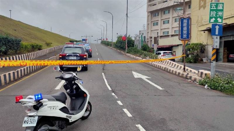 五股4號越堤道電桿傾倒　警封閉交管