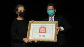 追思楊牧  李永得代頒總統褒揚令詩人楊牧今年3月辭世，文化部長李永得（右）29日晚間赴花蓮參加追思音樂會，並代總統蔡英文頒發褒揚令，由楊牧遺孀夏盈盈（左）收下。中央社記者張祈攝　109年12月29日