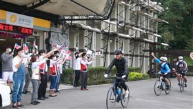 日本靜岡駐台人員自行車環島訪花東（1）日本靜岡縣駐台辦事處長宮崎悌三率駐台官員9天8夜自行車環島，29日騎到花東縱谷拜會花東縱谷國家風景區管理處，縱管處同仁熱情接待。（縱管處提供）中央社記者李先鳳傳真  109年12月29日