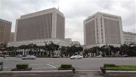 央行29日再邀8家公股銀行「喝咖啡」，關切當前工業區土地授信風險及土地抵押貸款授信條件等議題。圖為央行大樓。（圖取自維基共享資源；作者Solomon203，CC BY-SA 4.0）