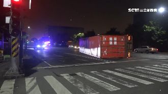 貨櫃車疑過快失控翻覆　駕駛爬出脫困