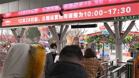 北京防疫限聚　歡樂谷遊樂園暫停夜場中共中央下令元旦假期減少人員流動聚集，加上近日連續出現武漢肺炎本土病例，北京市下令取消大型聚眾活動，歡樂谷遊樂園（圖）28日暫停開放夜場，並取消跨年音樂會活動。（中新社提供）中央社　109年12月29日