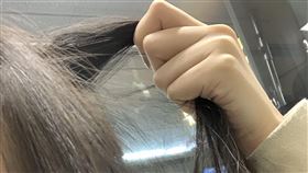 拉頭髮。（圖／記者蕭宥宸攝影）