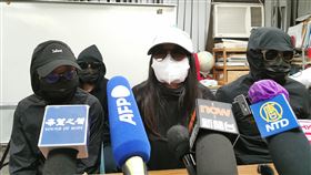 12港人案擇期宣判 家屬要求中國勿拖延時間12港人偷渡案28日下午在深圳市鹽田區法院首度開庭審理，法庭宣布「擇期宣判」。圖為當事人家屬事後舉行記者會，要求中國當局不要再以「擇期宣判」拖延釋放他們的時間。中央社記者張謙香港攝 109年12月28日