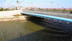 仁義鎮安橋通車  提高橋面改善淹水問題嘉義縣仁義鎮安橋由嘉邑行善團出資改建，30日完工通車，橋面高度從原本的2.3公尺，提高為4.7公尺，改善長久容易淹水問題。中央社記者蔡智明攝  109年12月30日