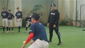 ▲郭泓志到台中體中技術指導。（圖／原住民棒球協會提供）