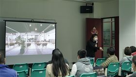 馬祖演藝廳施工前說明會馬祖第一座多功能演藝廳將施工，文化處舉行施工前說明會，處長吳曉雲（後右）向居民說明，未來演藝廳將是馬祖藝文表演最優質的觀賞場所，透過大梅石計畫也將特約茶室變成青創基地，重定位馬祖戰地論述。中央社記者邱筠攝  109年12月30日