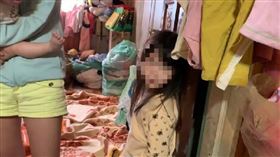 年輕爸爸出門工作，媽媽在家一打五，幫女兒洗澡時，2歲的老四抱著6個月大狂哭的弟弟，不知所措。(圖／台中行善團提供)