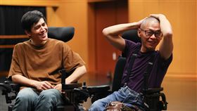 「阿忠與我」探討對等與不對等（3）表演藝術家周書毅（左）與鄭志忠（右）共演新作「阿忠與我」，探討對等與不對等等議題，將在2021台灣國際藝術節（TIFA）演出，兩人29日在國家音樂廳排練室分享創作趣事。中央社記者王騰毅攝  109年12月30日