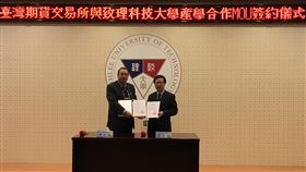 期交所與致理科大產學合作  推廣期貨知識期交所30日上午與致理科技大學簽署產學合作MOU，積極推廣期貨及選擇權知識。圖右為期交所董事長吳自心，左為致理科技大學校長陳珠龍。中央社記者鍾榮峰攝  109年12月30日
