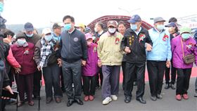 苗栗北橫通車  林佳龍徐耀昌領長者步行見證歷時22年分段興建的苗栗北橫終告全線貫通，30日舉行通車典禮，交通部長林佳龍（前左3）、苗栗縣長徐耀昌（前右3）於剪綵後，攙扶3對高齡長者步行一小段，共同見證。中央社記者管瑞平攝  109年12月30日