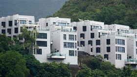 美駐港總領館出售房產 遭北京阻撓美國駐港澳總領事館出售香港房產30日傳出遇阻，北京方面指房產及出售事宜涉及外交層面，須獲中方同意後才可以出售，以致美方與買方未能如期完成交易。圖為美方擬出售的宿舍。（中通社提供）中央社 109年12月30日