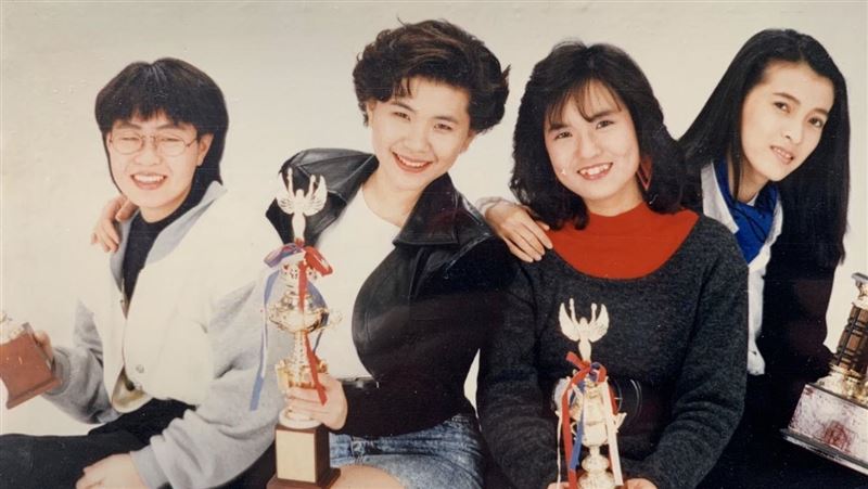 女星舊照全是大咖合照　學生嫩樣曝光