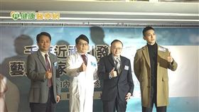 偶像劇男神王家梁形象陽光帥氣，沒想到他竟是高度近視患者，大學時曾罹患視網膜剝離，近來更傳出近視度數狂飆到2000度以上，沒想到年僅三十出頭的他，居然有早發性白內障及青光眼問題，引發不少生活困擾。