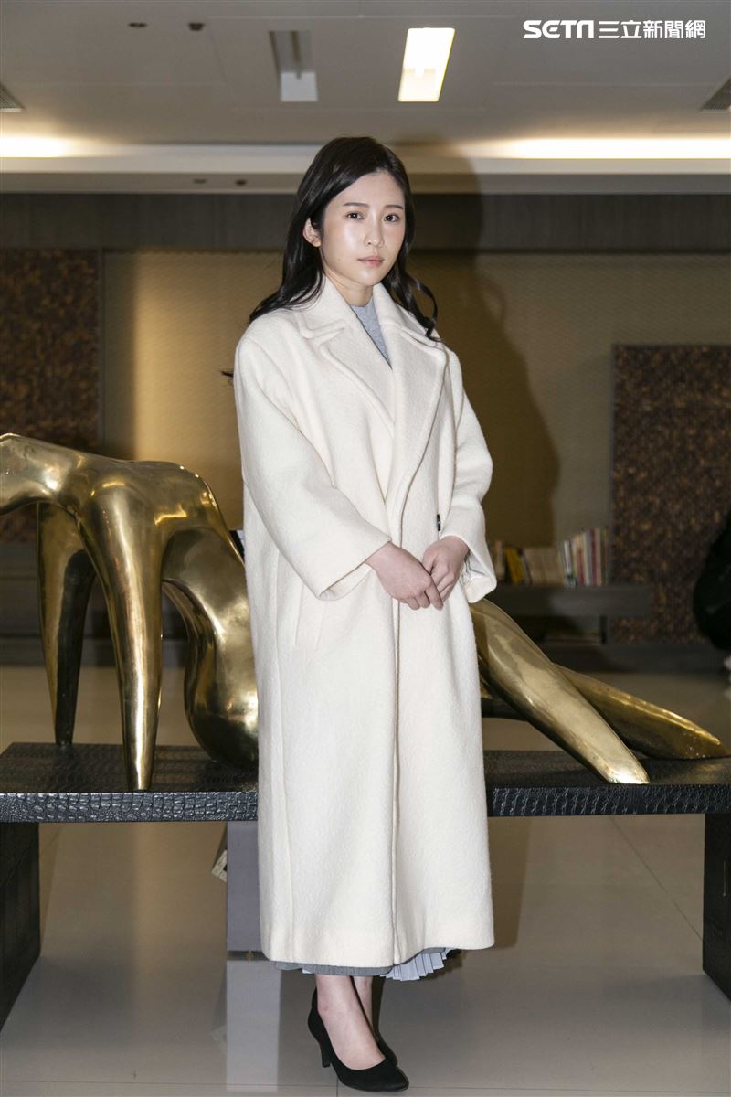 雞排妹在律師陪同下招開記者會，對外說明與醫美診所爆出糾紛之事件始末。（圖／記者楊澍攝影）