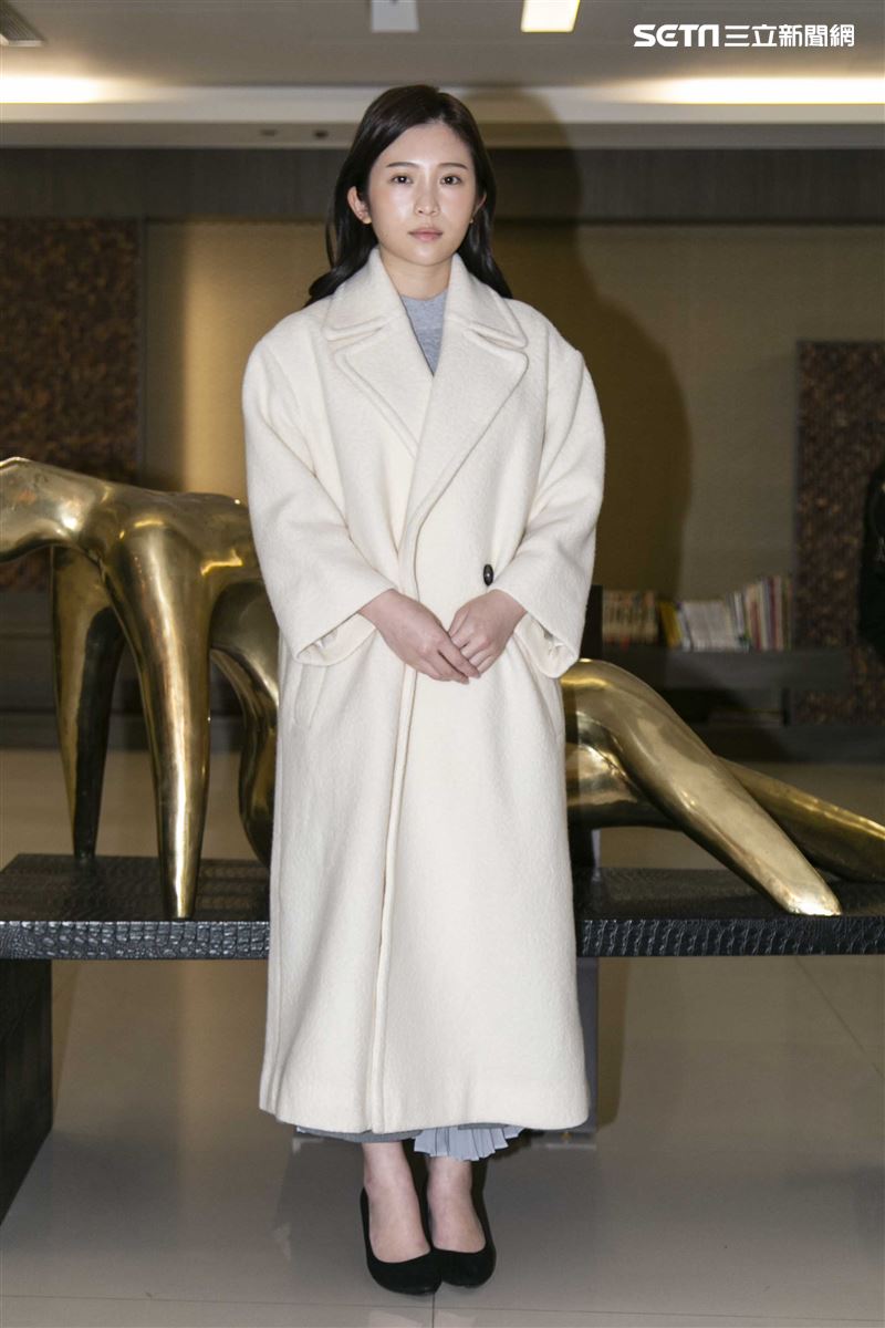 雞排妹在律師陪同下招開記者會，對外說明與醫美診所爆出糾紛之事件始末。（圖／記者楊澍攝影）