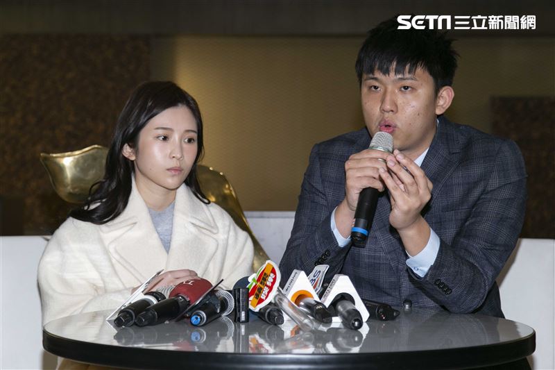 雞排妹在律師陪同下招開記者會，對外說明與醫美診所爆出糾紛之事件始末。（圖／記者楊澍攝影）