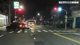 高雄一名24歲蔡姓女子騎車三貼又沒開大燈，對向休旅車未注意撞擊，5歲女兒當場死亡。翻攝畫面
