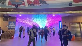 新北歡樂耶誕城不少人潮。（圖／記者簡浩正攝影）