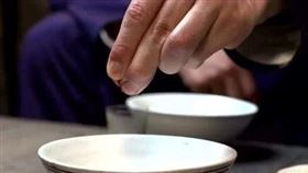 古人歃血為盟，將血滴入碗中再喝下。（圖／翻攝自百度百科） 