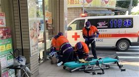 心肌梗塞,昏倒,外送員,CPR(翻攝畫面)