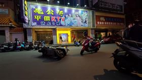 壘殘,車禍,老公抱,KTV(翻攝自 爆怨公社)
