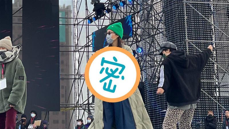 不畏寒風　A-Lin穿深U背心彩排