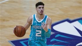 ▲「球三弟」鮑爾（LaMelo Ball）跌倒前投進壓哨球。（圖／美聯社／達志影像）