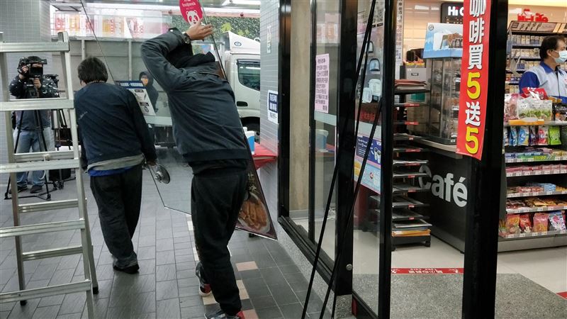 信義區萊爾富拆門！開賣400盒口罩