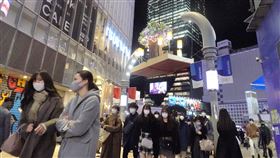 東京澀谷無跨年活動  但可能仍是不夜城為了防疫，日本首相菅義偉呼籲民眾今年請過個安靜的年，少聚餐。東京都知事小池百合子呼籲民眾以保命為主，最好宅在家，但很多年輕人今年無法返鄉過年，可能還是會聚集在東京澀谷。中央社記者楊明珠東京攝  109年12月31日