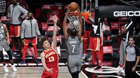 ▲杜蘭特（Kevin Durant）、厄文（Kyrie Irving）第四節合砍33分，籃網獵鷹。（圖／美聯社／達志影像）