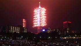 台北101跨年煙火秀吸睛（1）揮別2019，台北101跨年煙火秀在2020年第一秒璀璨登場，今年以「希望之光．台灣」為主題，計有1萬6000發，總長300秒，令人目不暇給。中央社記者徐肇昌攝　109年1月1日