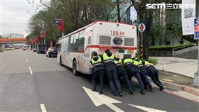 推公車,暖警,神勇,板橋,翻攝畫面