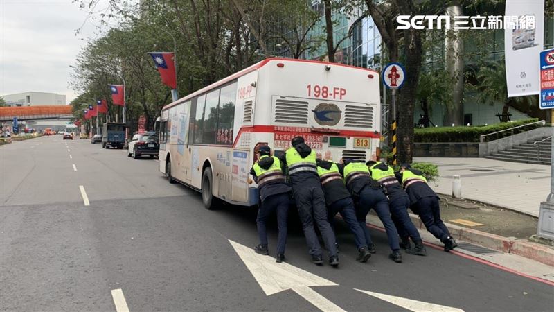 公車拋錨卡路旁　6暖警猛推網友讚翻