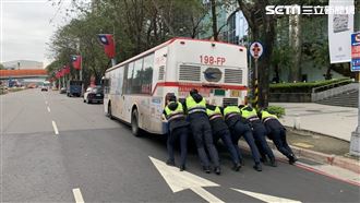 公車拋錨卡路旁　6暖警猛推網友讚翻