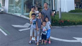 南投5寶爸陽光樂觀，超強持家術，月薪四萬養一家9口。(圖／五寶爸鍾志遠提供)