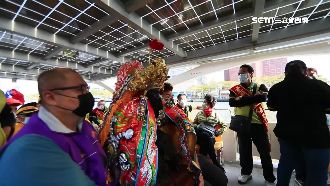 高雄港跨年請出溫王爺　坐鎮海上舞台