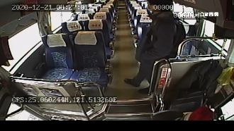 市府官員伸狼爪　女大生搭客運被摸腿