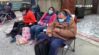 不畏寒風刺骨　民眾排隊等牛年錢母