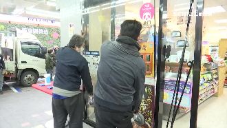 北市跨年照辦　超商提前拆門迎人潮