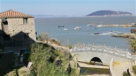 北竿清頭溪整治　改善水資源生態北竿橋仔南邊山清頭溪是馬祖僅存的少數溪流，近年因缺水期排水溝生態池滋生蚊蟲與惡臭，連江縣環境資源局爭取水利署前瞻基礎建設水環境計畫補助，改善橋仔清頭溪水資源生態，整治溪流水質與排水系統。（周治孝提供）中央社記者邱筠馬祖傳真　109年12月31日