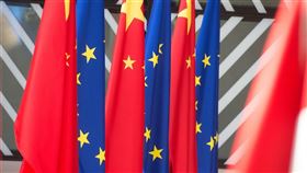 歐盟與中國原則上敲定全面投資協定，學者認為，歐盟急於此時簽署協定，可能失去盟邦信任，並喪失制衡中國的力量。（圖／翻攝自歐盟執委會網頁ec.europa.eu）歐盟與中國,國旗,示意圖