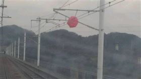 高鐵電車線遭異物纏繞！桃園新竹間部分列車延誤，圖／翻攝畫面