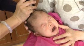 胎毛到底要不要剃？引發婆媳大戰，醫師建議新生兒髮量濃密與否，跟先天因素有關，剃胎毛增加皮膚感染風險，沒有必要。（圖／翻攝畫面）