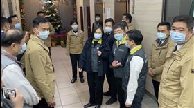 總統蔡英文指著一旁的陳時中，笑問媒體「他是否今天給你們很多東西要寫？」（圖／記者簡浩正攝影）