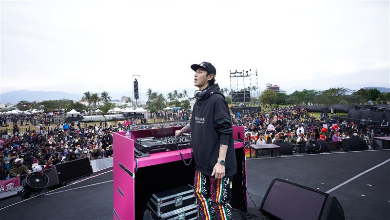 阿妹男友Sam現身台東　喊：很幸福