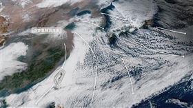 「天氣即時預報」稍早則貼出一張圖寫道，東亞寒潮爆發！壯觀的「冷平流雲系」（圖／翻攝自天氣即時預報）