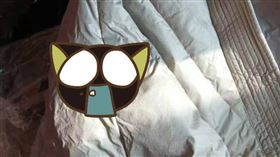 網購羽絨大衣！手臂竟多「愛心孝章」　網怕爆：是死過人嗎（圖／翻攝自湖北經視）