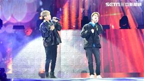 邱鋒澤與陳零九飆唱千萬成名曲《天黑請閉眼》。